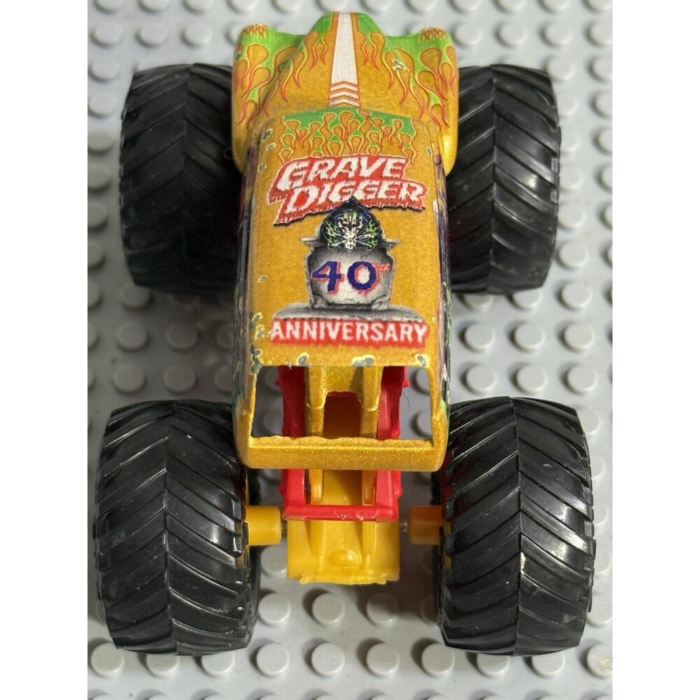 GOLD Spin Master Monster Jam 40th Anniversary Grave Digger Truck 1:64 - Picture 5 of 7